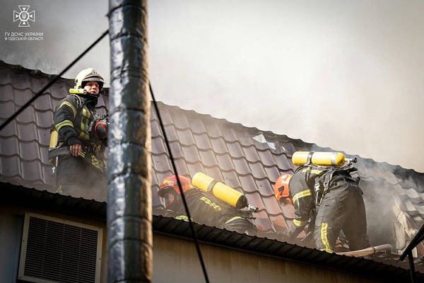 Людей довелося евакуювати: в центрі Одеси горів ресторан (фото, відео)