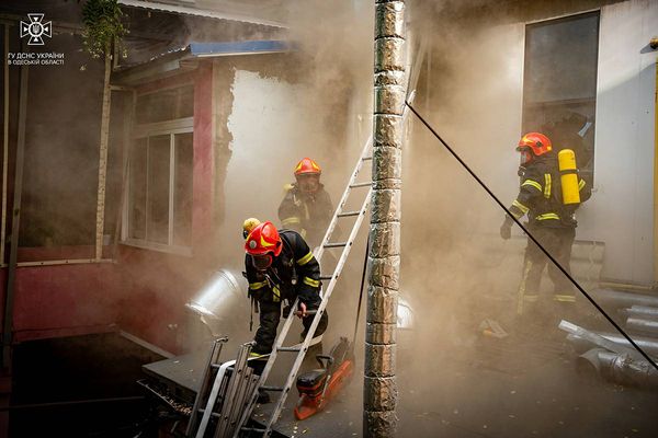 Людей довелося евакуювати: в центрі Одеси горів ресторан (фото, відео)