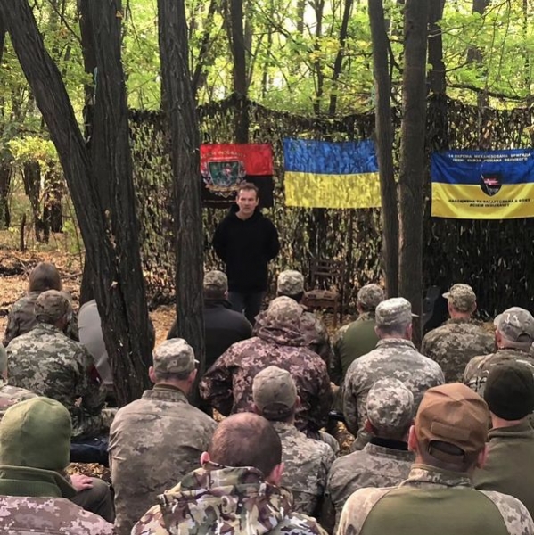 Святослав Вакарчук відвідав захисників на Харківському напрямку та показав жахливі кадри зруйнованого Ізюму