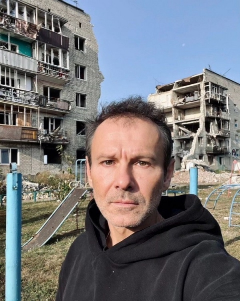 Святослав Вакарчук відвідав захисників на Харківському напрямку та показав жахливі кадри зруйнованого Ізюму