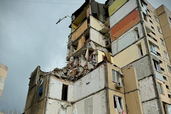 ООН осмотрели пострадавший от обстрела дом на Добровольского: началась подготовка к демонтажу 