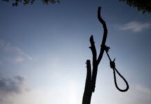 В одесском парке нашли повешенного мужчину в камуфляжной одежде