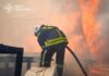 В Одессе вспыхнул пожар на пляже «Икра»: спасатели гасят пламя водой с моря