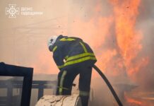 В Одессе вспыхнул пожар на пляже «Икра»: спасатели гасят пламя водой с моря