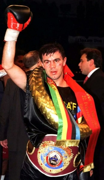 Помер непереможний чемпіон світу з боксу, який став знаменитим автогонщиком (фото, відео)