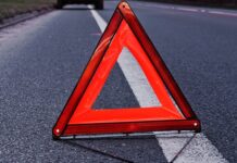 В Одесской области сгорел автомобиль после столкновения с грузовиком: погибли три человека