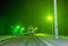 Сидела на путях: в Одессе под колесами поезда погибла женщина